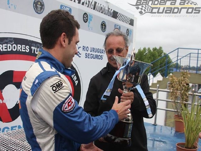 El piloto de Dodge recibió la Copa al finalizar la actividad del TC Mouras.