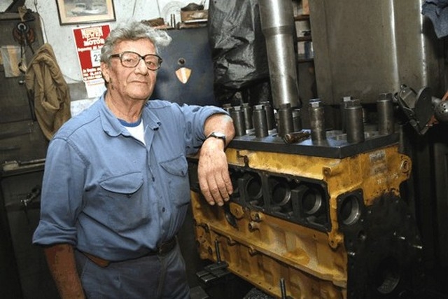 Eduardo Rojas en el block de un Caterpillar. En su vida armó más de 40 mil motores.